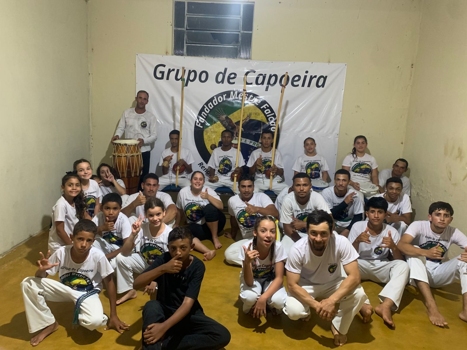 Grupo do Palmerinhas reunido em uma atividade de capoeira