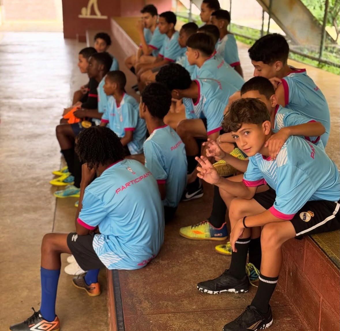 Jovens do Palmerinhas reunidos na arquibancada
