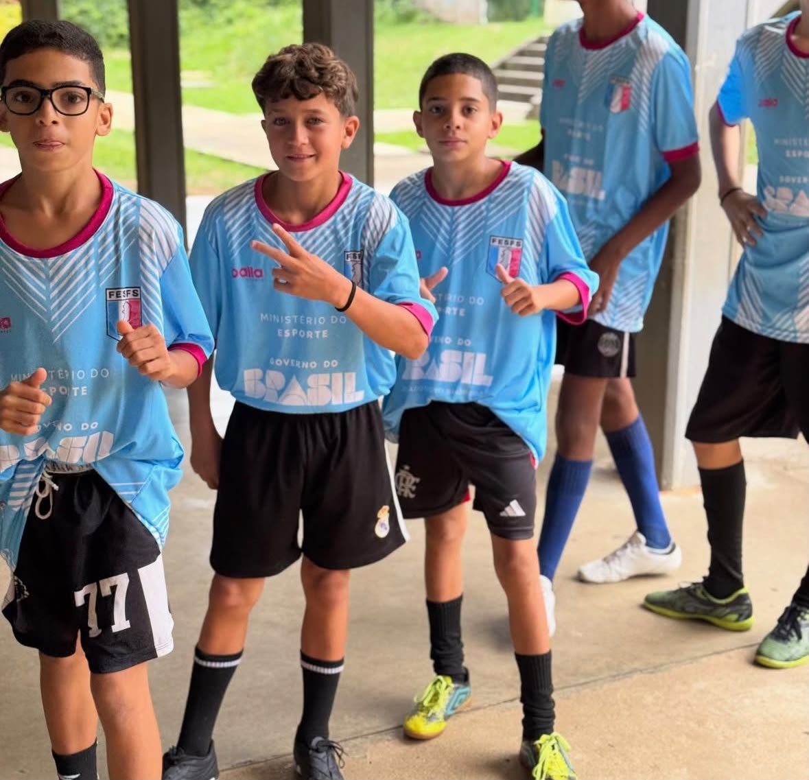 Jovens atletas uniformizados antes de uma atividade