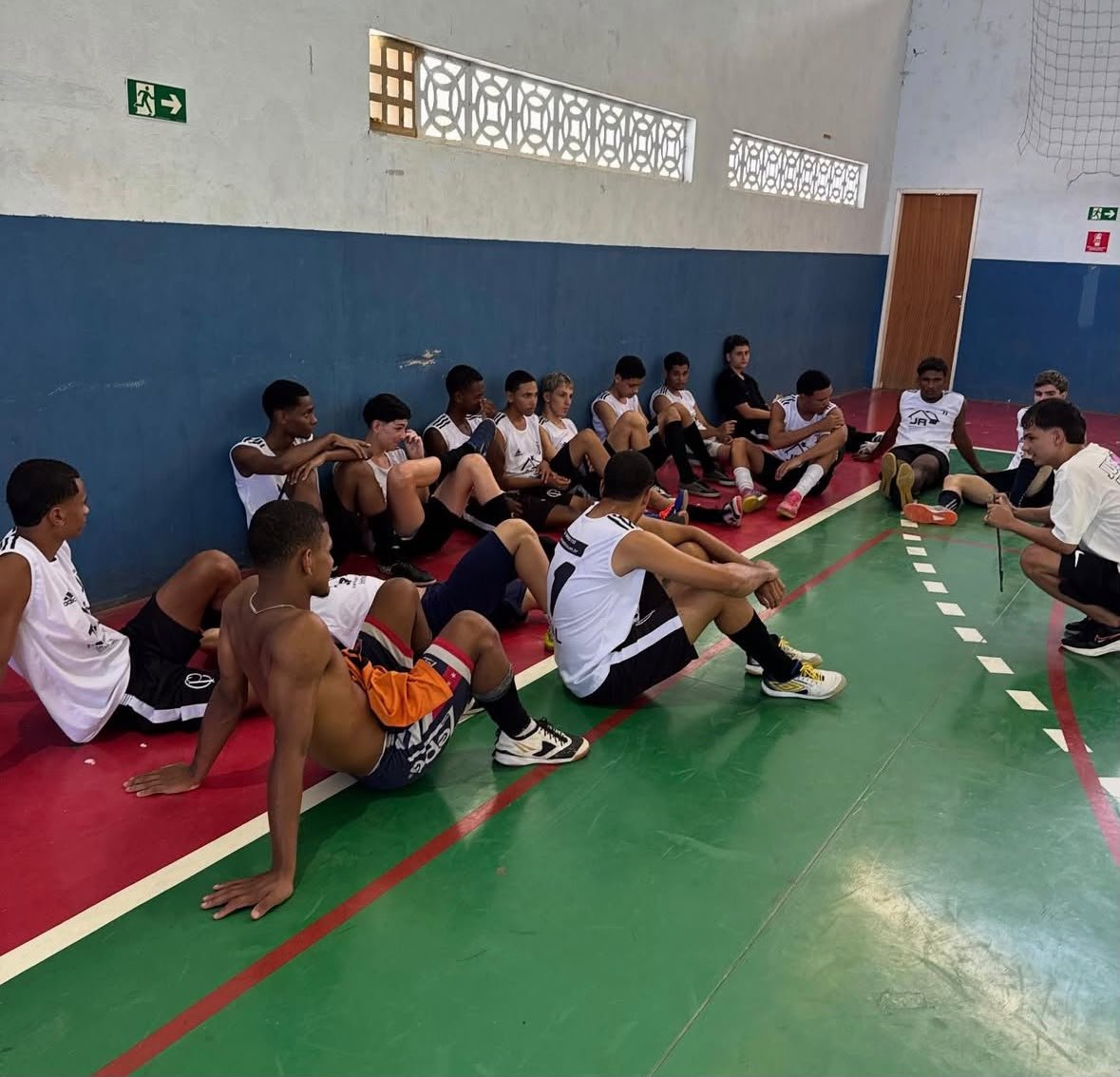 Atletas reunidos no ginásio